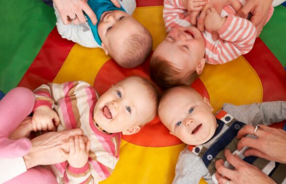 Jeunes enfanst allongés sur le dos