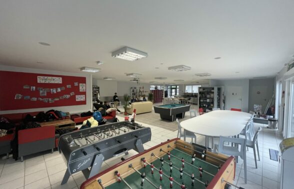 Grande pièce avec des baby foots