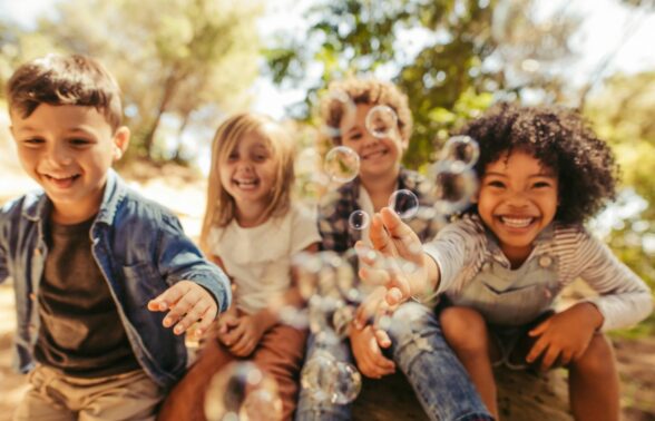 Jeunes enfants jouent avec des bulles de savon