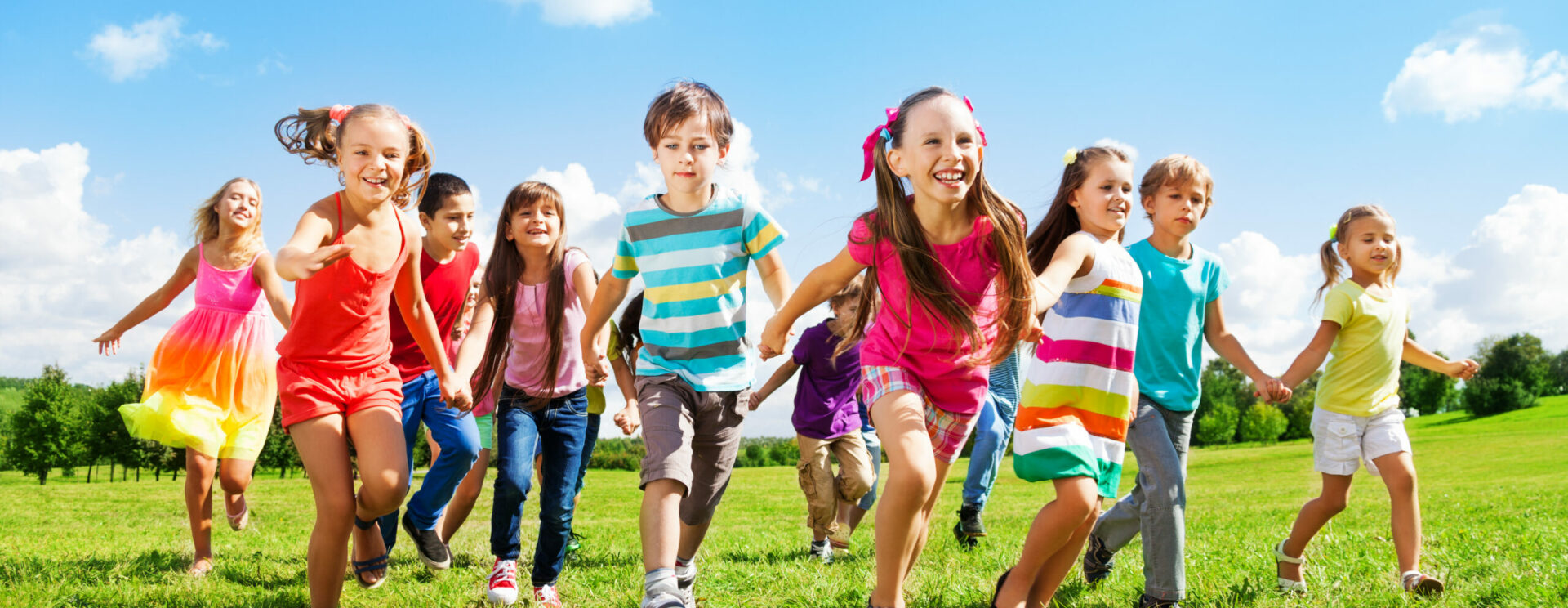 Jeunes enfants qui courent