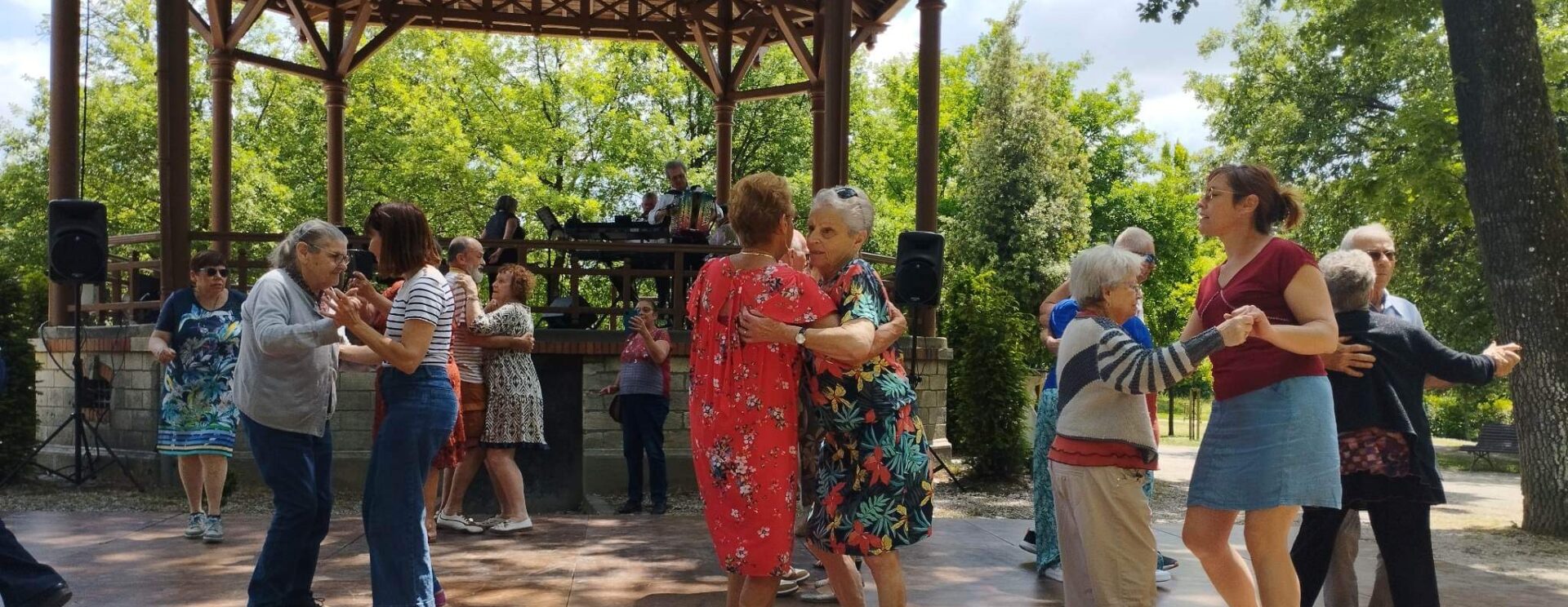 Seniors qui dansent à Cognac