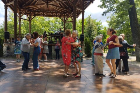 Seniors qui dansent à Cognac