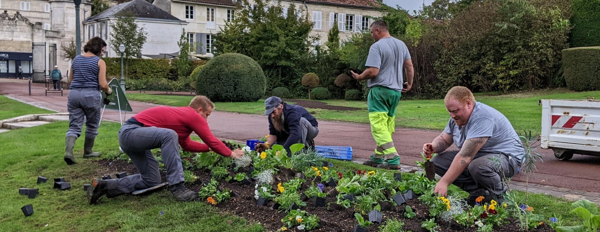 Les agenst des espaces verts travaillent dans le jardin public.
