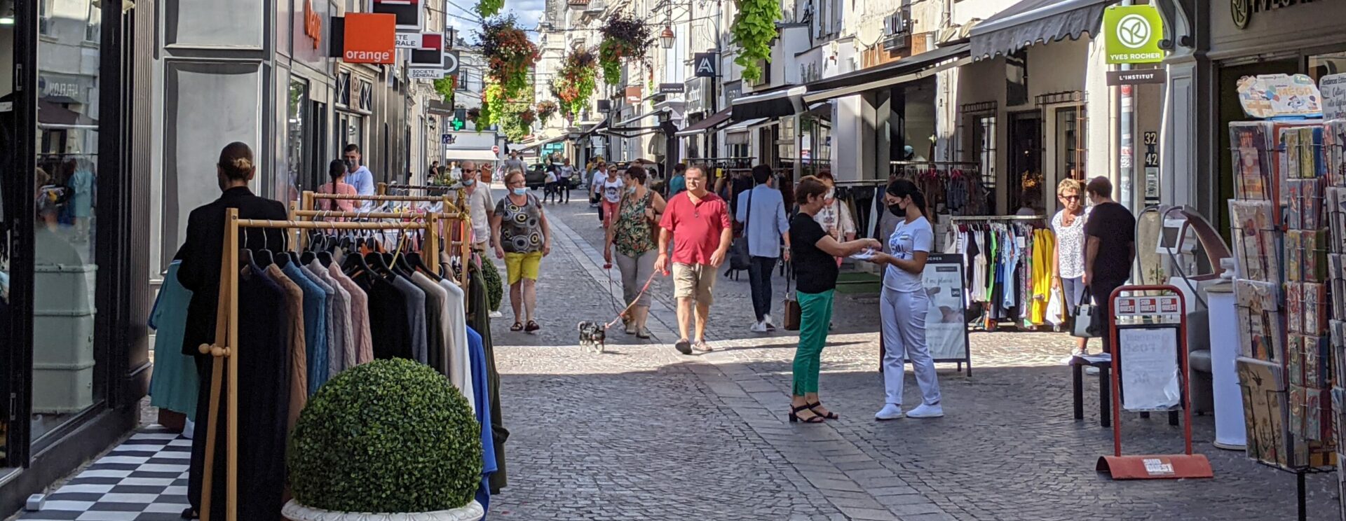 Rue commerçante avec des piétons qui se promènent