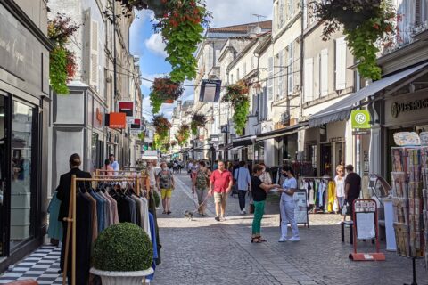 Rue commerçante avec des piétons qui se promènent