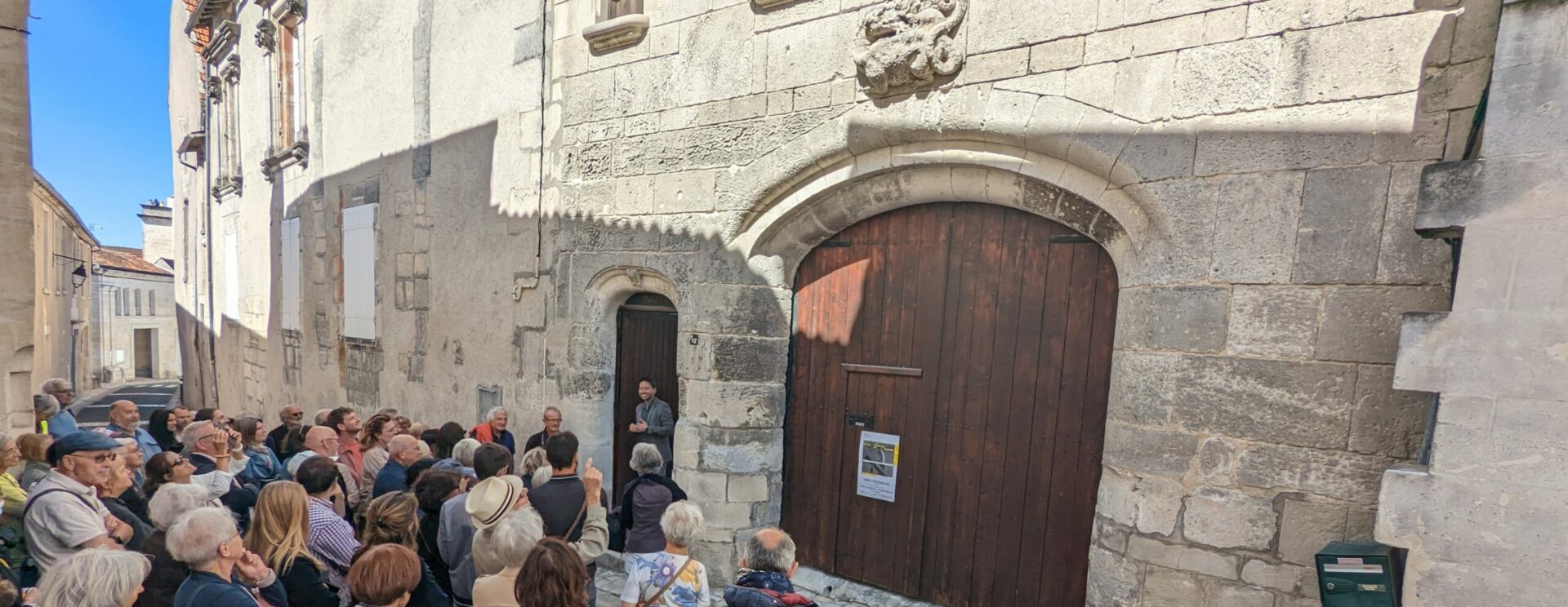 Groupe qui suit une visite guidée patrimoniale