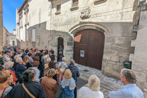 Groupe qui suit une visite guidée patrimoniale
