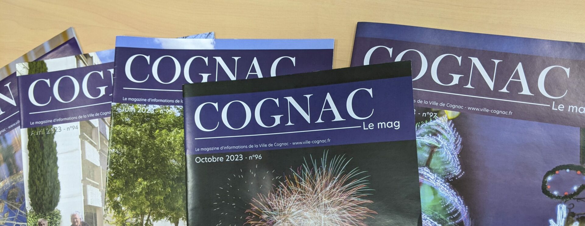 Plusieurs magazines de la ville de Cognac étalés les uns à côté des autres