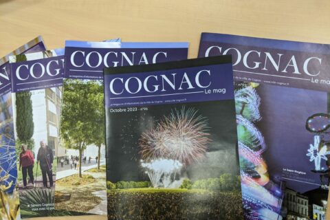 Plusieurs magazines de la ville de Cognac étalés les uns à côté des autres