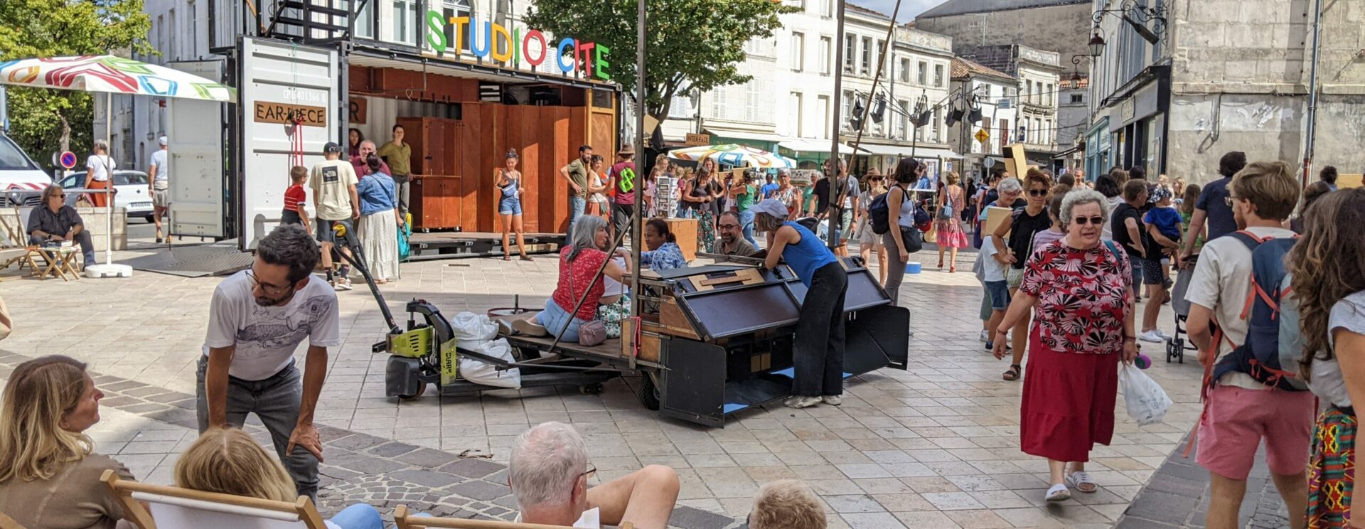 Rassemblement de personnes dans les rues de Cognac pour les spectacles du Coup de Chauffe.