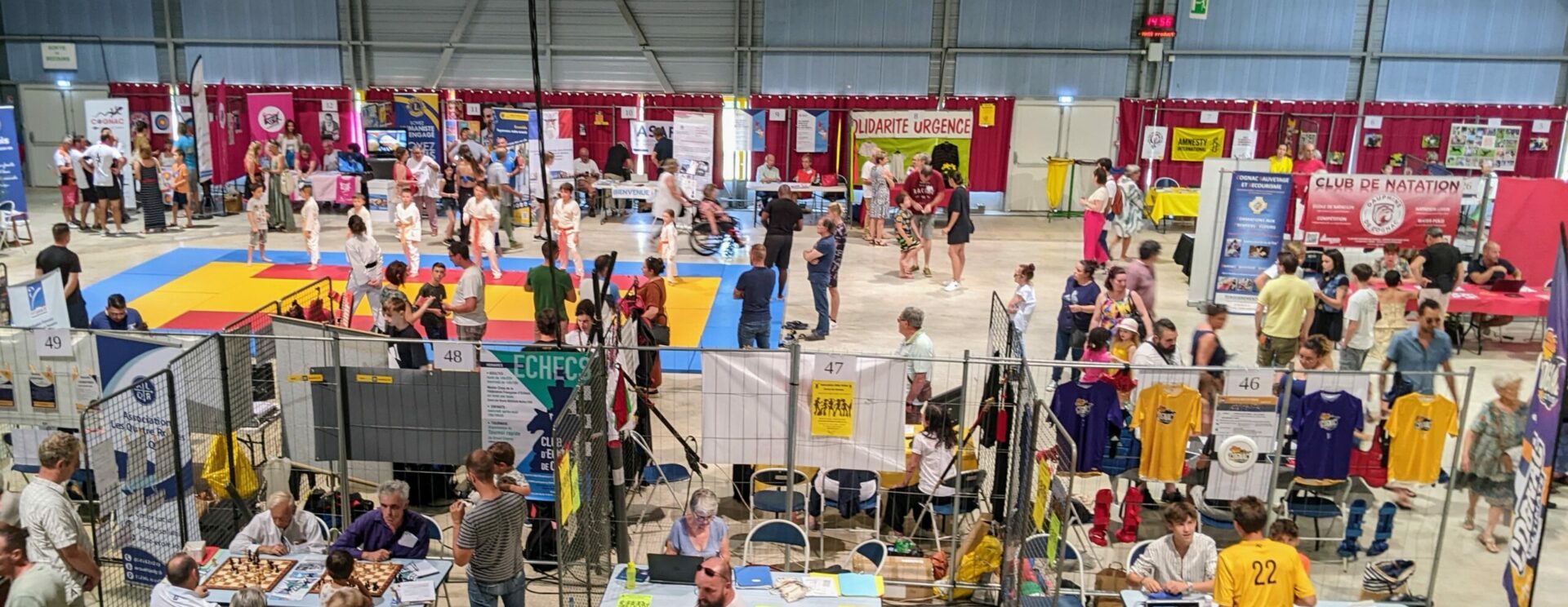 Rassemblement de personnes dans la salle de l'Espace 3000 lors du Forum des associations
