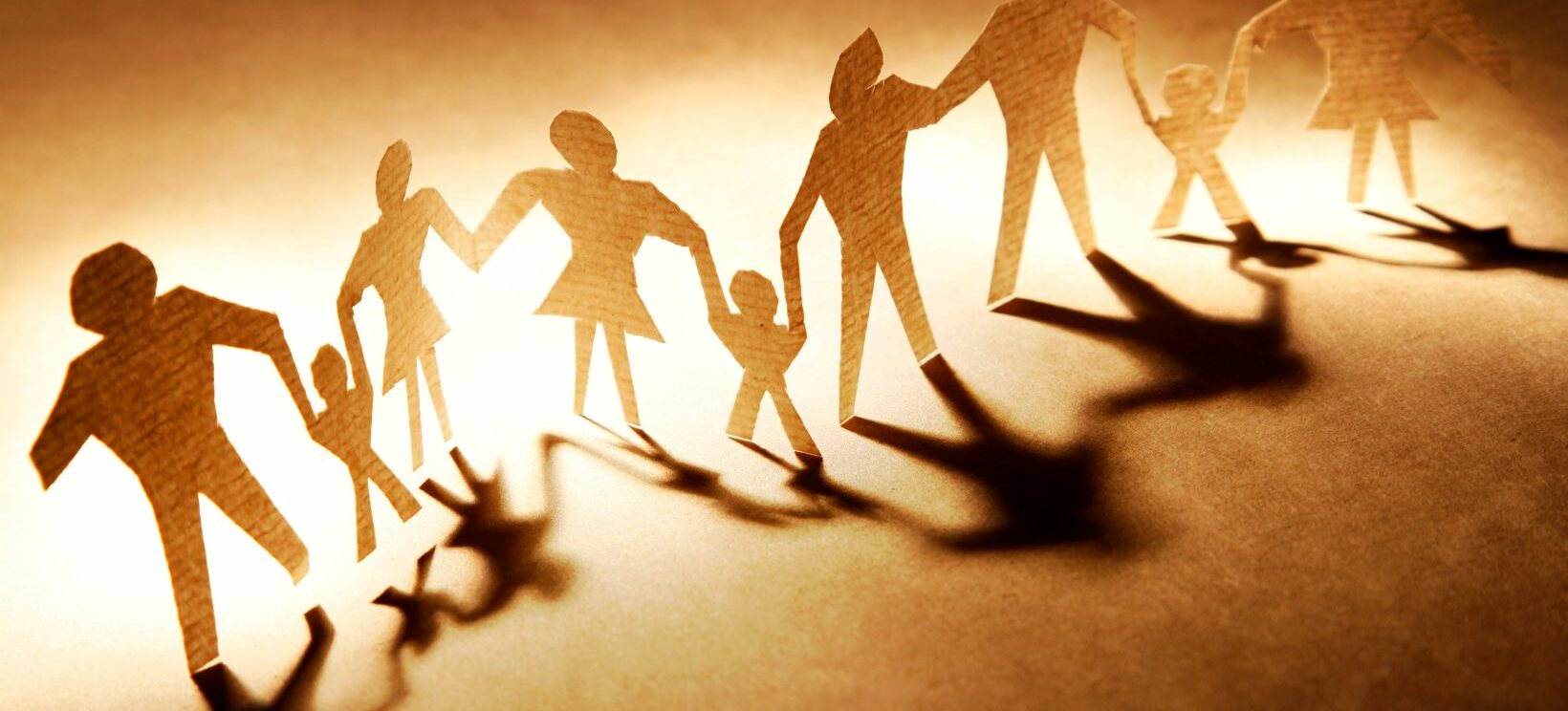 Personnages découpés en papier qui se tiennent la main
