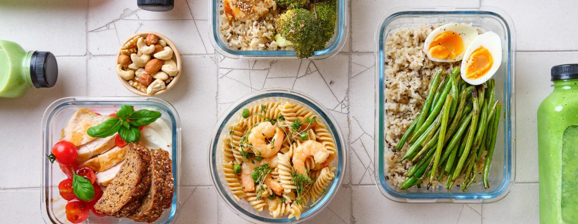 Série de plats étalés sur une table