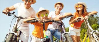 Groupe de quatre personnes qui se promènent à vélo
