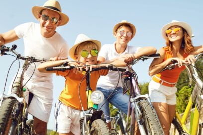 Groupe de quatre personnes qui se promènent à vélo - Agrandir l'image, fenêtre modale