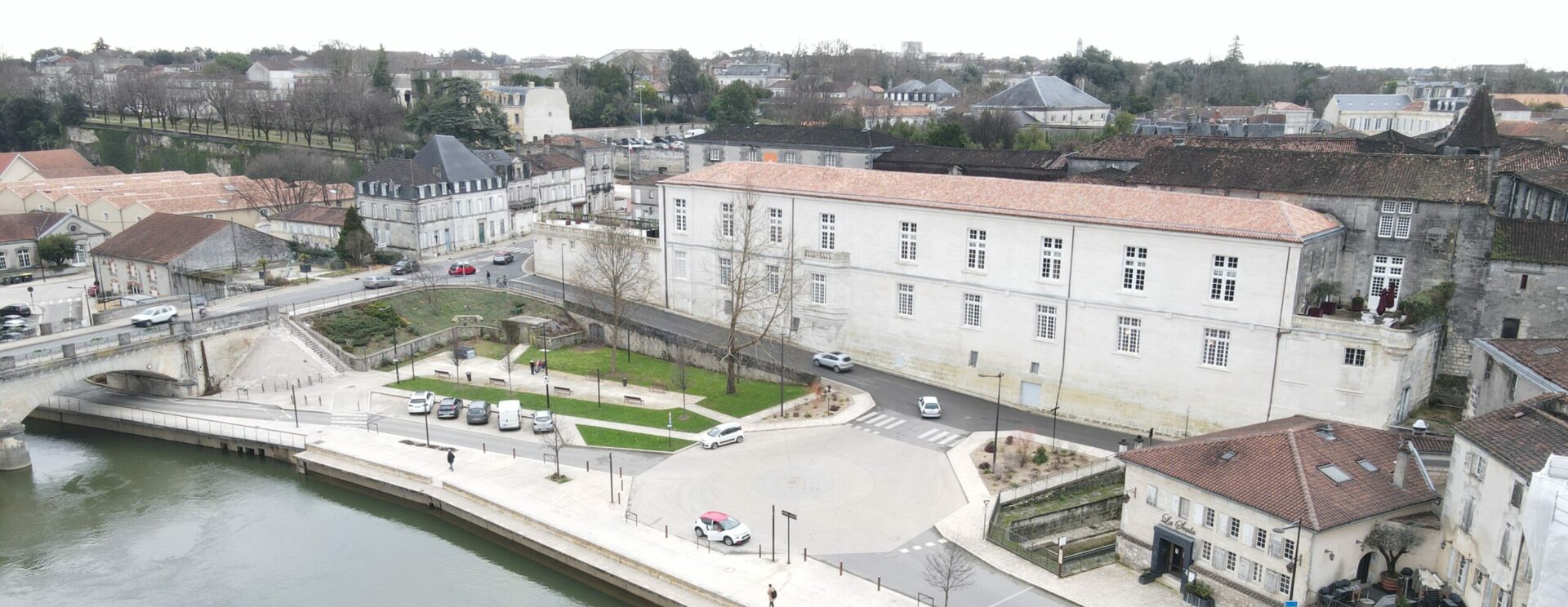 Vue aérienne du château François Ier à Cognac