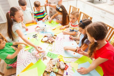 Enfants qui pratiquent des activités ludiques