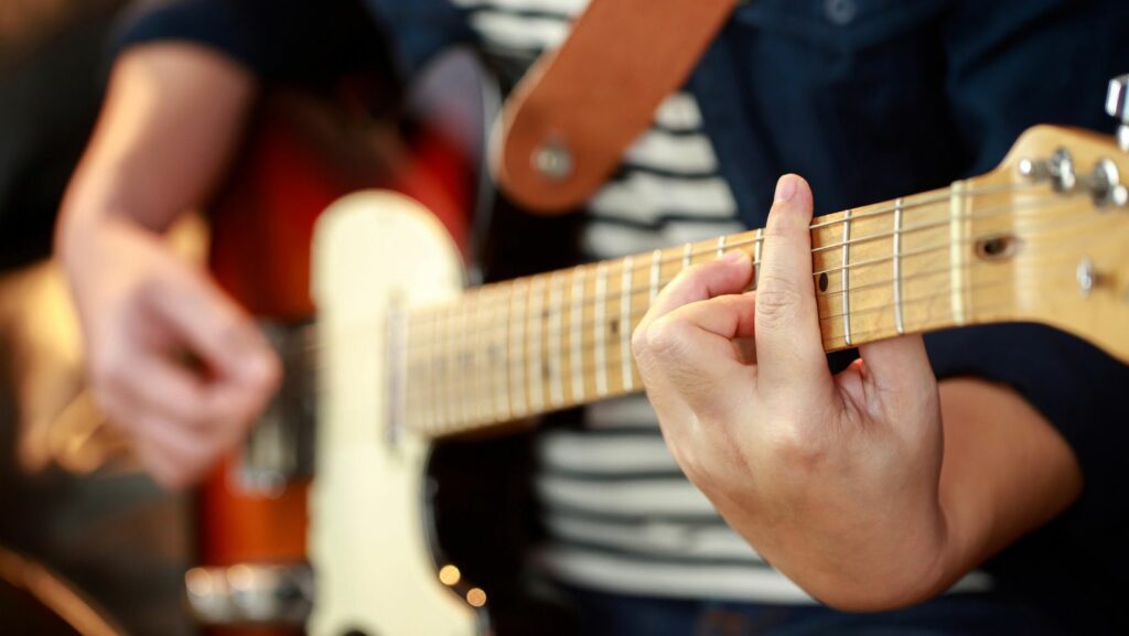 Un élève qui apprend la guitare électrique - Agrandir l'image, fenêtre modale