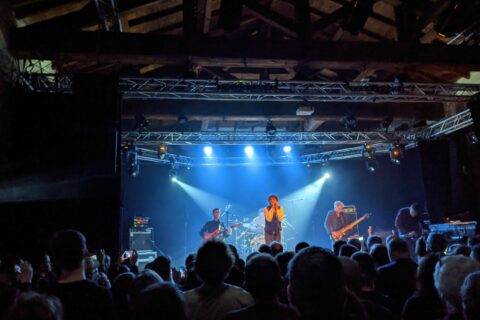 Salle de concert avec du public