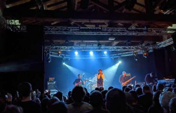 Salle de concert avec du public