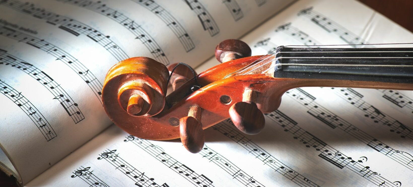 Violon sur une partition de musique