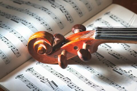 Violon sur une partition de musique