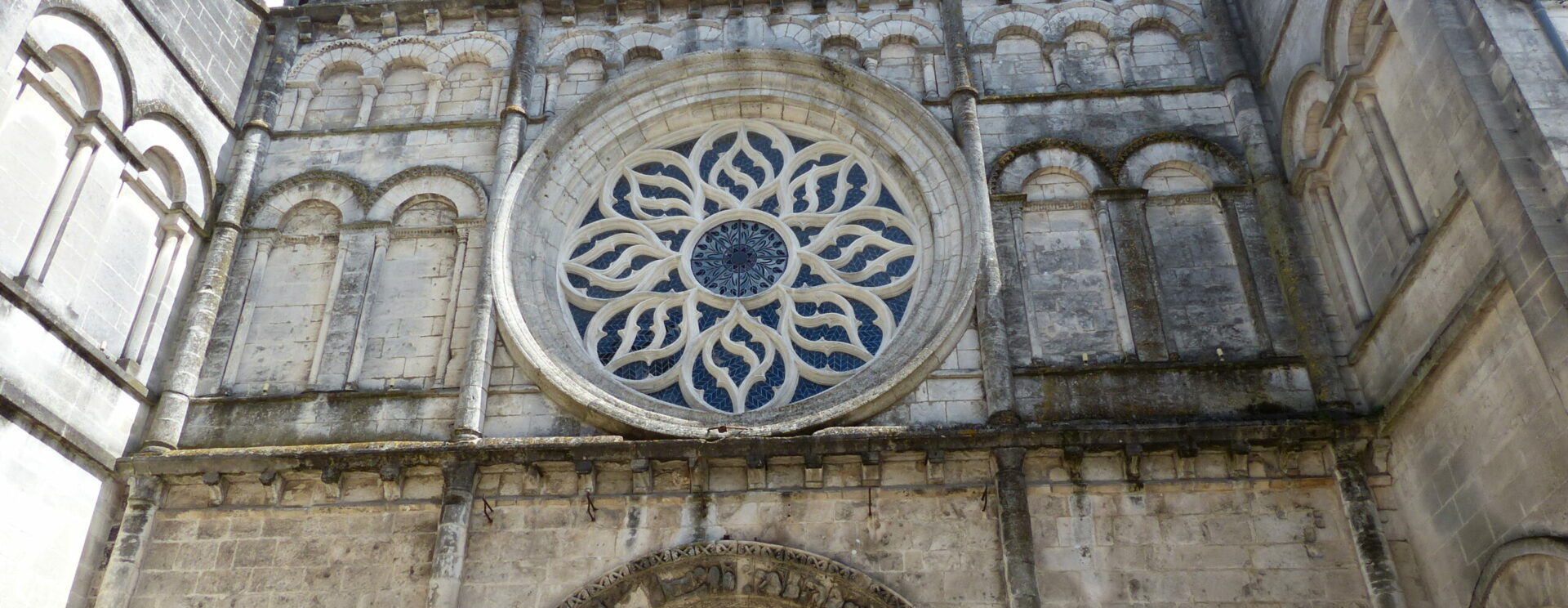 Façade de l'église Saint-Léger