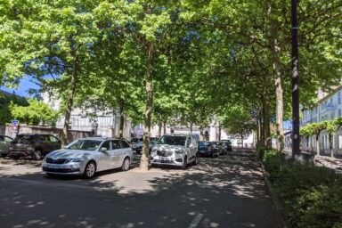 Parking de voitures stationnées