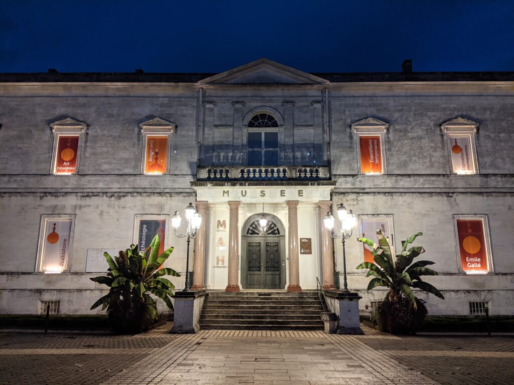 Façade du musée d'art et d'histoire de nuit - Agrandir l'image, fenêtre modale