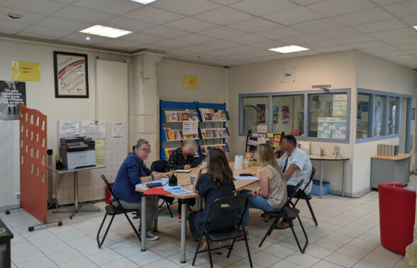 Groupe de personnes réunies autour d'une table