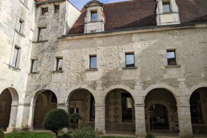 Cloître du Prieuré - Agrandir l'image, fenêtre modale