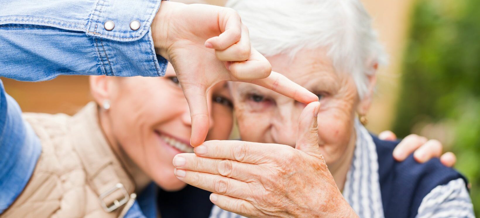 Deux seniors s'amusent avec leurs mains