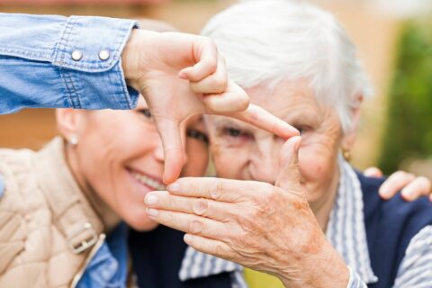 Deux seniors s'amusent avec leurs mains