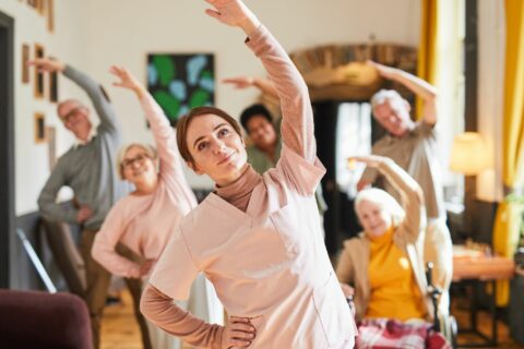Groupe de personnes qui font du sport