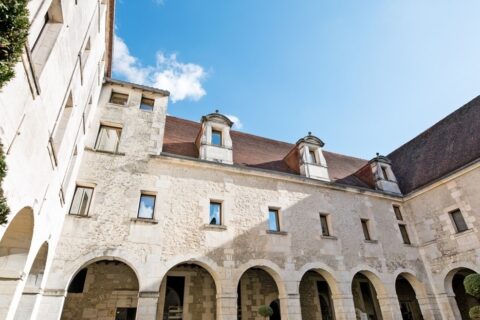 Vue extérieur du cloître du Prieuré où se trouve la bibliothèque