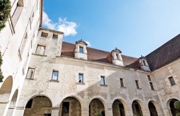 Vue extérieur du cloître du Prieuré où se trouve la bibliothèque