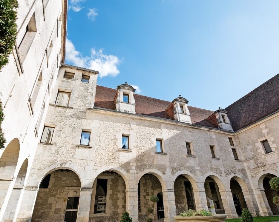 Vue extérieur du cloître du Prieuré où se trouve la bibliothèque