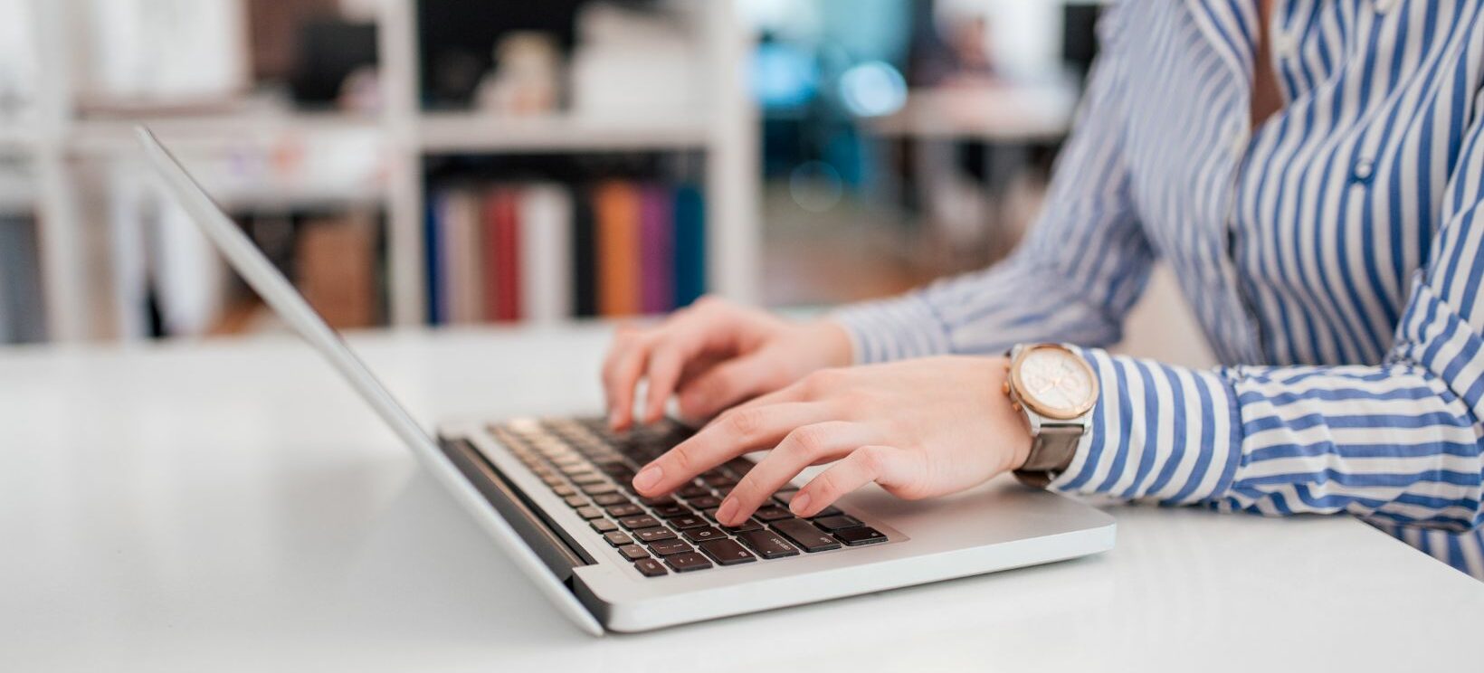 Personne qui tape à l'ordinateur
