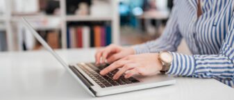 Personne qui tape à l'ordinateur