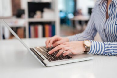 Personne qui tape à l'ordinateur