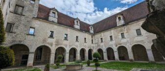 Vue extérieure de la façade de la médiathèque de Cognac