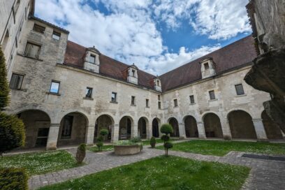 Vue extérieure de la façade de la médiathèque de Cognac - Agrandir l'image, fenêtre modale