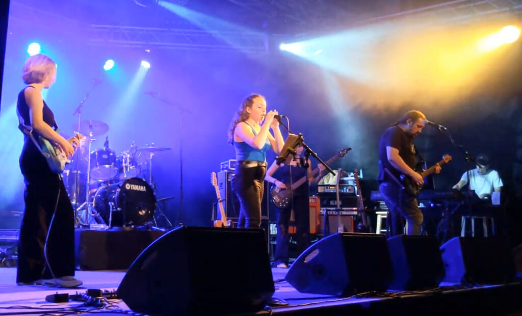 Groupe de chanteurs sur une scène de musique - Agrandir l'image, fenêtre modale