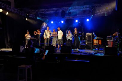 Groupe de chanteurs dans une salle de concerts - Agrandir l'image, fenêtre modale