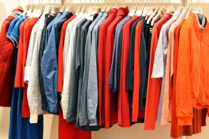 Présentoir avec des vêtements - Agrandir l'image, fenêtre modale