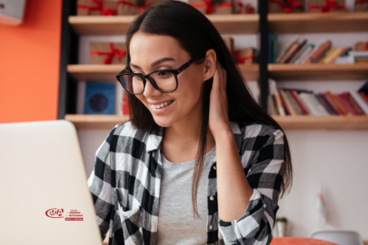 Jeune personne devant un ordinateur - Agrandir l'image, fenêtre modale