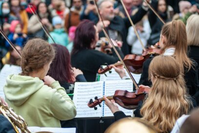Musiciens jouant de la musique avec un chef d'orchestre. - Agrandir l'image, fenêtre modale