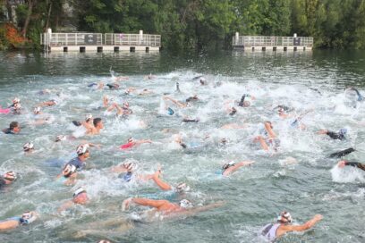 Nageurs lors d'un triathlon à Cognac - Agrandir l'image, fenêtre modale