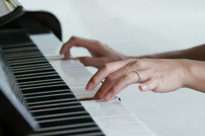 Mains qui jouent du piano - Agrandir l'image, fenêtre modale