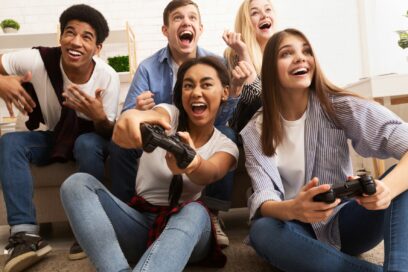 Groupe de jeunes qui jouent à des jeux vidéos - Agrandir l'image, fenêtre modale